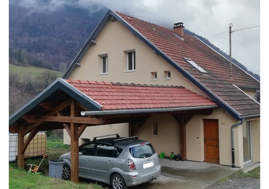 Carport asymétrique sur mesure en bois massif